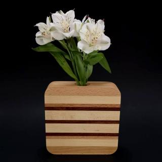 Dřevěná váza čtvercová s vodorovnými pruhy, masivní dřevo čtyř druhů dřevin, výška 15 cm