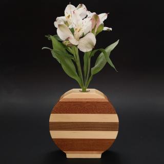 Dřevěná váza kulatá s vodorovnými pruhy, masivní dřevo, spárovka ze tří druhů dřevin, výška 15 cm