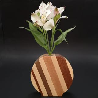 Dřevěná váza kulatá se šikmými pruhy, masivní dřevo čtyř druhů dřevin, výška 15 cm