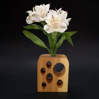 Dřevěná váza obdélníková s otvory, masivní dřevo, výška 12 cm