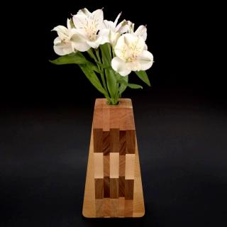 Dřevěná váza trojúhelníková, masivní dřevo čtyř druhů dřevin, výška 23 cm