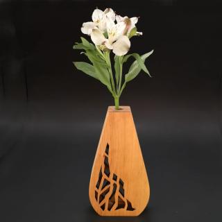 Dřevěná váza ve tvaru oblého trojúhelníku s prořezaným motivem, masivní dřevo, výška 23 cm