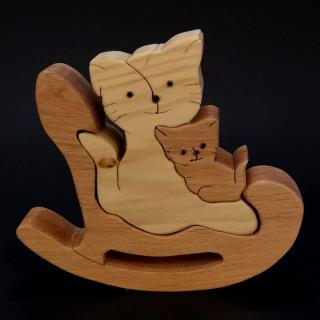 Dřevěné puzzle houpací kočka, masivní dřevo dvou druhů dřevin, 14 cm