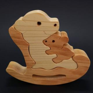 Dřevěné puzzle houpací medvěd, masivní dřevo dvou druhů dřevin, 13,5x12x3 cm