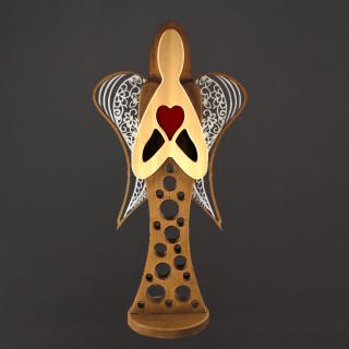 Dřevěný anděl na podstavci s bílými křídly a červeným srdcem, masivní dřevo, 93x46 cm, český výrobek