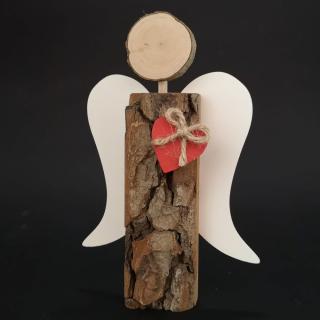 Dřevěný anděl s kůrou s bílými křídly a čeveným srdcem, masivní dřevo, 19x13,5x3 cm
