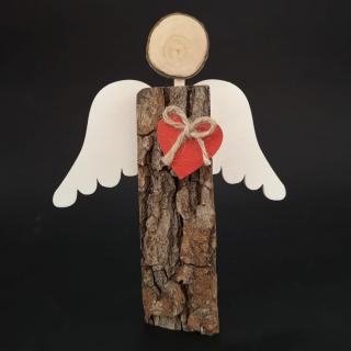 Dřevěný anděl s kůrou s bílými křídly a čeveným srdcem, masivní dřevo, 19x14,5x3 cm