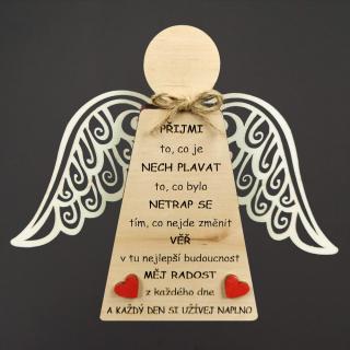 Dřevěný anděl stojící s křídly a motivačním textem, masivní dřevo, 18 x 15 cm