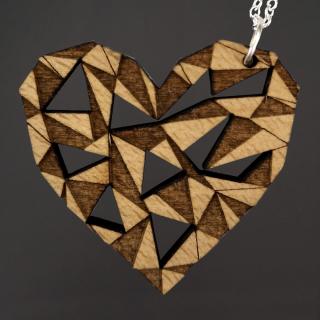 Dřevěný přívěsek na krk srdce, 4,5 cm, český výrobek
