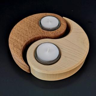 Dřevěný svícen jin - jang, masivní dřevo,15x11,5x3 cm