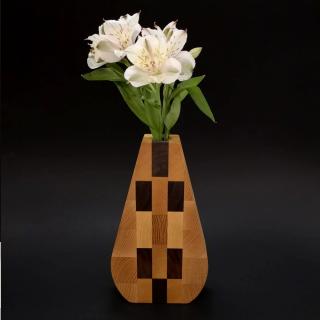 Dřvěná váza trojúhelníková mozaika, masivní dřevo tří druhů dřevin, výška 23 cm