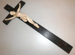 Dřevěný kříž s Kristem