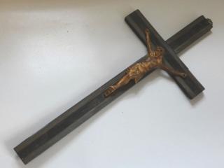 Lidový dřevěný kříž s Kristem