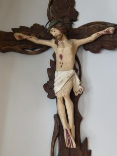 Lidový dřevěný kříž s Kristem
