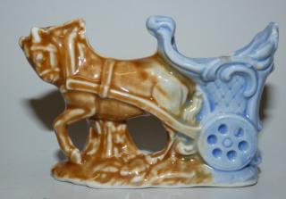 Stará porcelánová soška koně s vozem