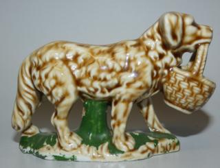 Stará porcelánová soška psa s košíkem