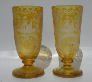 Staré párové sklenice bohatě zdobené rytinou 19.století
