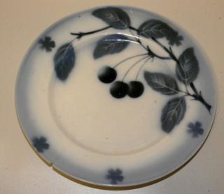 Starý dezertní talíř s motivem modrých třešní