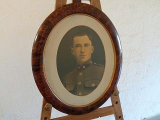Voják 1. světové války / barevná fotografie v secesní paspartě