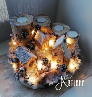 Březový adventní svícen s vesničkou (dekorace na dřevě, keramický domeček, umělé květy, přírodní materiály)