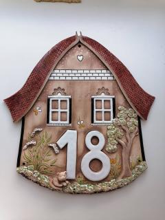 Cedulka keramická domeček s číslem 18 (cedulka domeček, kočka, číslo)