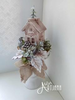 Domeček na svícnovém podstavci (dekorace, keramický domeček, umělé květy, keramické lístečky, přírodní materiály)