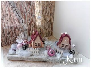 Domečky na prkénku (dekorace na dřevě, keramický domeček, umělé květy, přírodní materiály, světýlka)