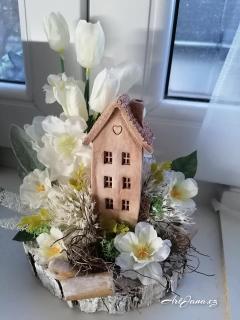 Jarní dekorace s domečkem (dekorace na dřevě, keramický domeček, umělé květy, přírodní materiály)