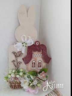 Jarní dekorace s domečkem (dekorace na keramice, umělé květy, přírodní materiály)