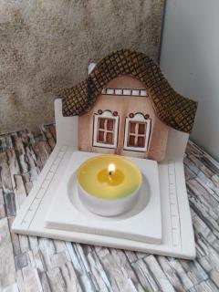 Jednoduchý svícen s domečkem  (svícínek, domeček, )
