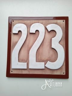 Keramické číslo 223 (keramické číslo v rámečku v oříškově hnědé barvě)