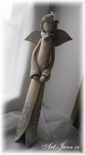Keramický anděl šedobílý 40 cm (anděl pologlaz)