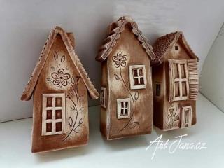 Keramický mini domeček s modelovanými okny  (domečky do skalky, květináče, do bytu, nemrazuvzdorný)
