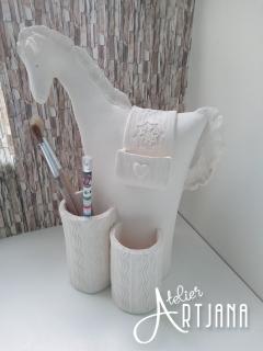 Koník keramický tužkovník (držák na tužky, koník, výška cca 26 cm)