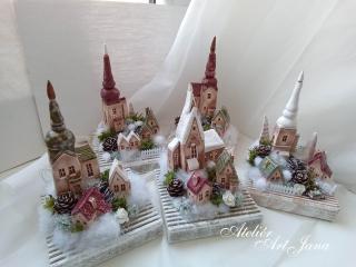 Malinké domečky s kostelíčkem (dekorace na dřevě, keramický domeček, umělé květy, přírodní materiály, světýlka)