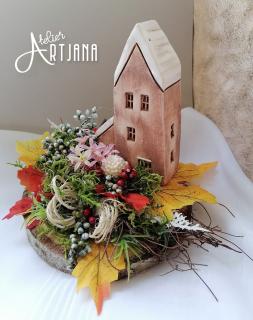Podzimní dekorace s domečkem (dekorace na dřevě, keramický domeček, umělé květy, přírodní materiály)