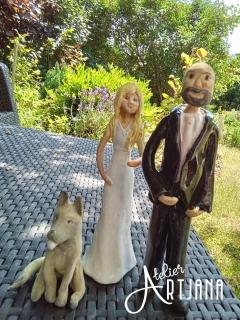 Svatební postavičky (keramické postavy na přání, ženich a nevěsta, pes, výška cca 20 cm)