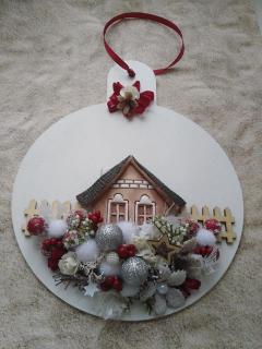 Vánoční dekorace koulička s domečkem