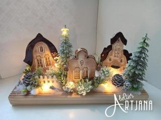 Vesnička z plochých domečků (dekorace na dřevě, keramický domeček, umělé květy, přírodní materiály, ploty, světýlka)