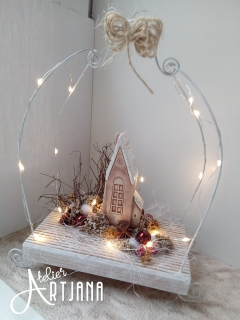 Zimní dekorace na drátěných nožičkách (dekorace na dřevě, keramický domeček, umělé květy, přírodní materiály, drát)