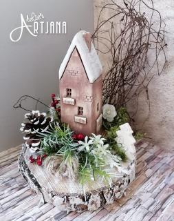 Zimní dekorace s domečkem (dekorace na dřevě, keramický domeček, umělé květy, přírodní materiály)