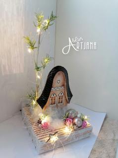Zimní dekorace s plochým domečkem (dekorace na dřevě, keramický domeček, umělé květy, přírodní materiály)