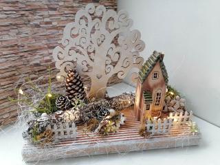 Zimní domeček na prkénku (dekorace na dřevě, keramický domeček, umělé květy, přírodní materiály, ploty)