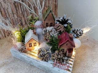 Zimní svítící dekorace s pidi domečky (dekorace na dřevě, keramický domeček, umělé květy, přírodní materiály)