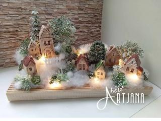 Zimní svítící vesnička s pidi domečky (dekorace na dřevě, malinké keramické domečky, umělé květy, přírodní materiály)