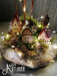 Zimní vesnička na dřevěném kolečku (dekorace na dřevě, keramický domeček, umělé květy, přírodní materiály)