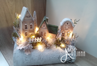 Zimní vesnička na polínku v hnědé (dekorace na dřevě, přírodní i umělé materiály, šedé domečkyumělé květy, přírodní materiály)
