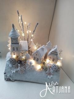 Zimní vesnička na polínku v šedobílé (dekorace na dřevě, přírodní i umělé materiály, šedé domečkyumělé květy, přírodní materiály)
