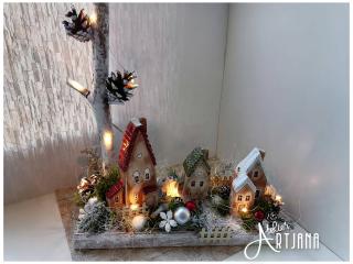 Zimní vesnička na prkénku (dekorace na dřevě, keramický domeček, umělé květy, přírodní materiály)