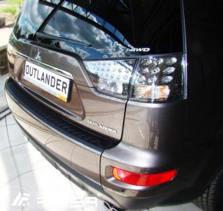 Ochranná krycí lišta pro páté dveře Mitsubishi Outlander 06R (Krycí lišta prahu kufru)